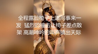 当她继续逗弄他的鸡巴时，他再也无法忍受并射精了。