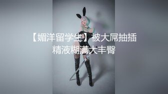 《咸猪手系列.国产街头伸手摸美女丝腿摸完就跑或假装钥匙掉到美女两腿间--光明正大的摸几下